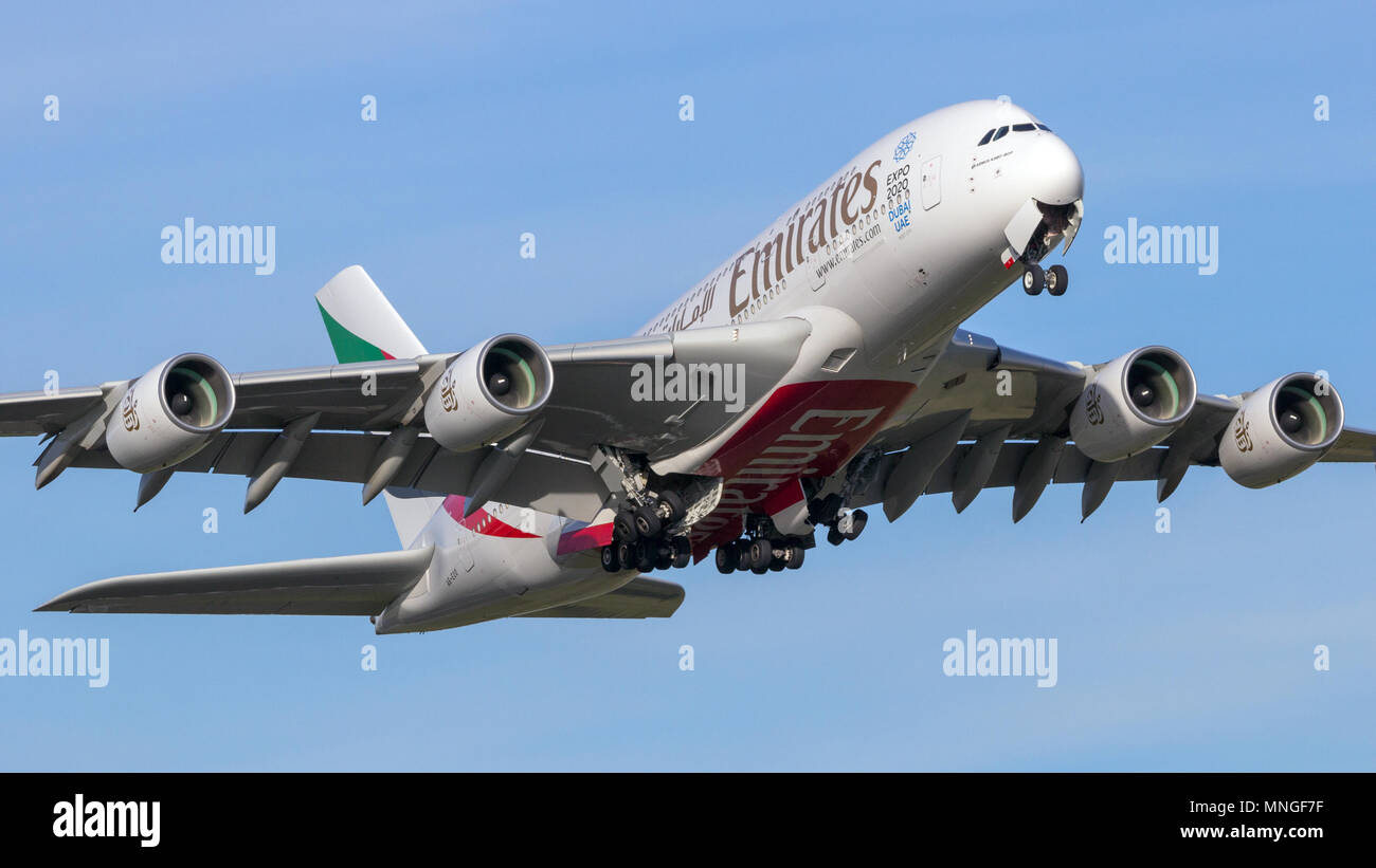 AMSTERDAM-SCHIPHOL - Feb 16, 2016: Emirates Airline Airbus A380 piano passenegr decollo dall'aeroporto di Schiphol. Foto Stock