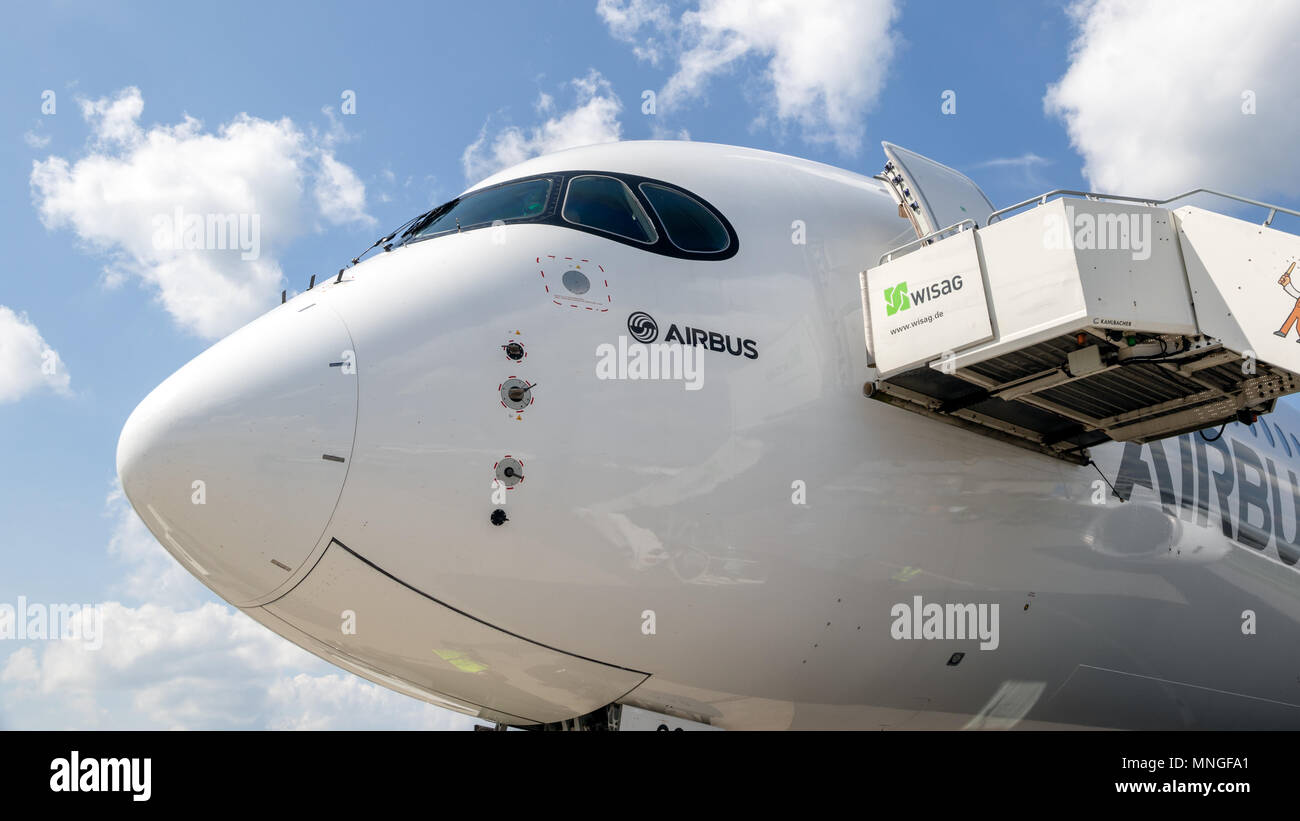 Berlino, Germania - Apr 27, 2018: Airbus A350 XVB aereo passeggeri sul display a Berlino ILA Air Show. Foto Stock