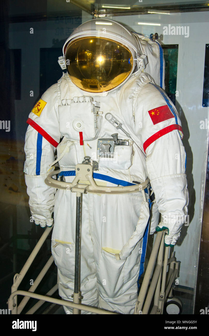 Una tuta spaziale cinese progettato per attività extravehicular (EVA) in Cina Museo di Scienza e tecnologia a Pechino in Cina. Foto Stock