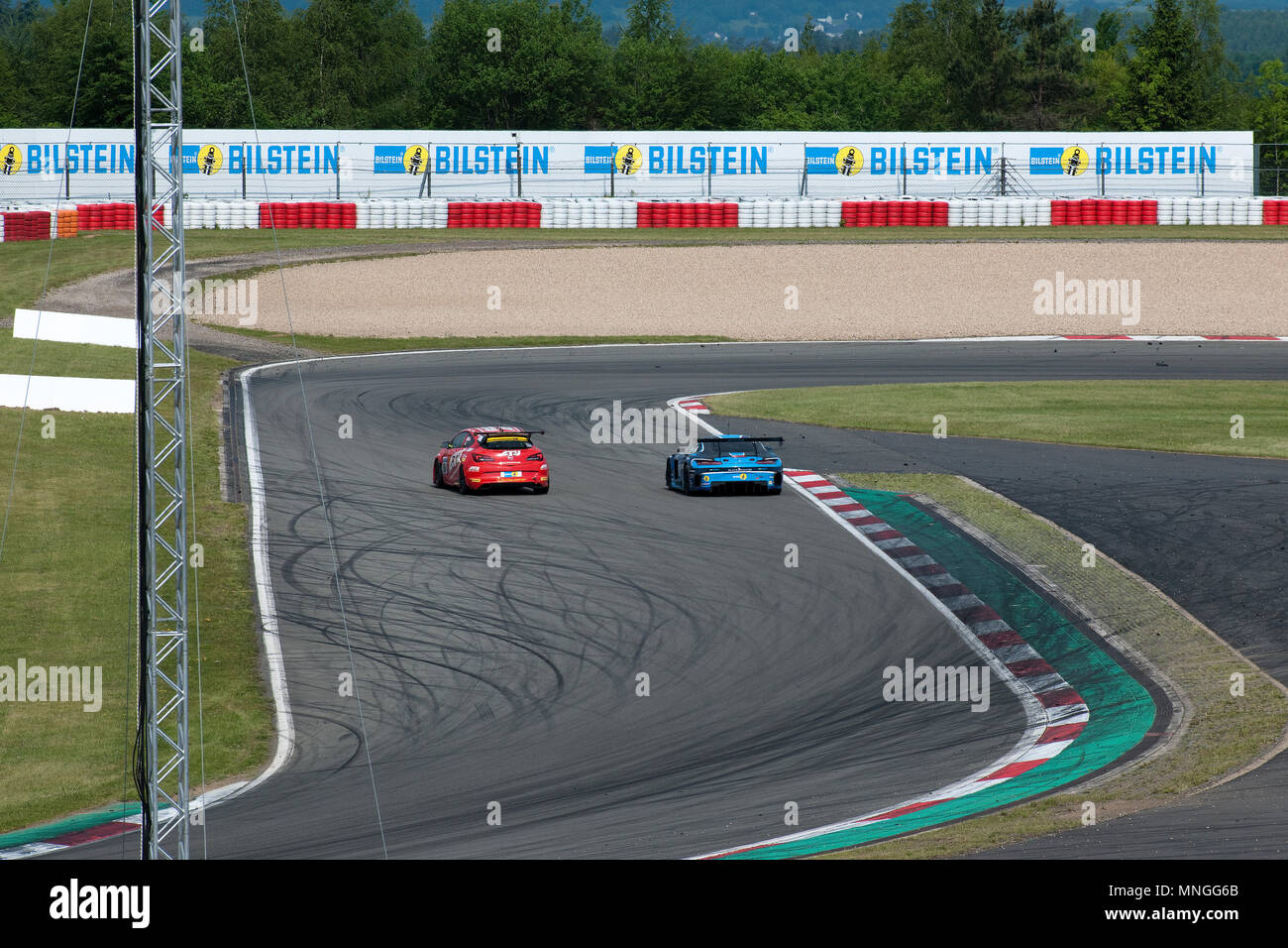 La Mercedes-AMG GT3 e Opel Astra OPC Cup, Nuerburgring 24h gara | la Mercedes-AMG GT3 und Opel Astra OPC Cup, 24 Stunden Rennen, Nürburgring Foto Stock