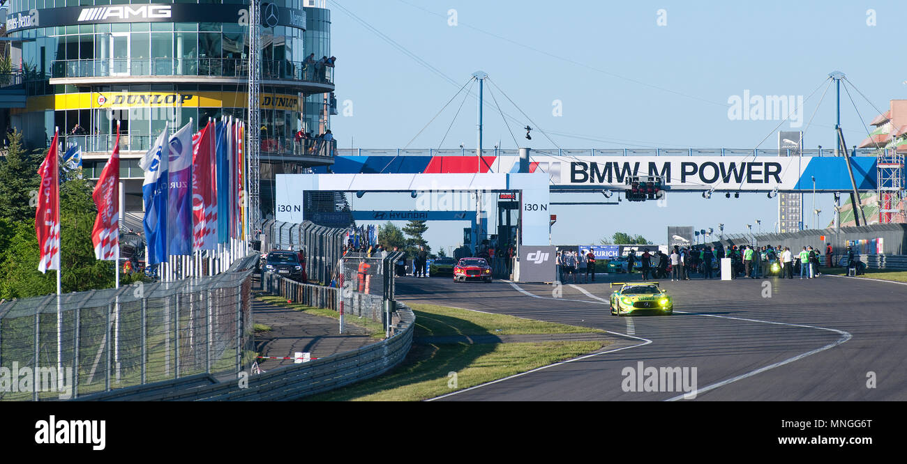 La Mercedes-AMG GT3, FIA-GT3, giallo auto esce pit lane, Bentley Continental GT3, Nuerburgring 24h gara, motorsports, lunga distanza in gara, curve, gara Foto Stock