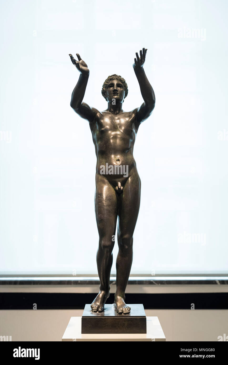 Berlino. Germania. Statua di bronzo di un giovane uomo, aka il pregare ragazzo, Rodi, Grecia, ca. 300 BC, Altes Museum. Attrributed alla scuola del s Foto Stock