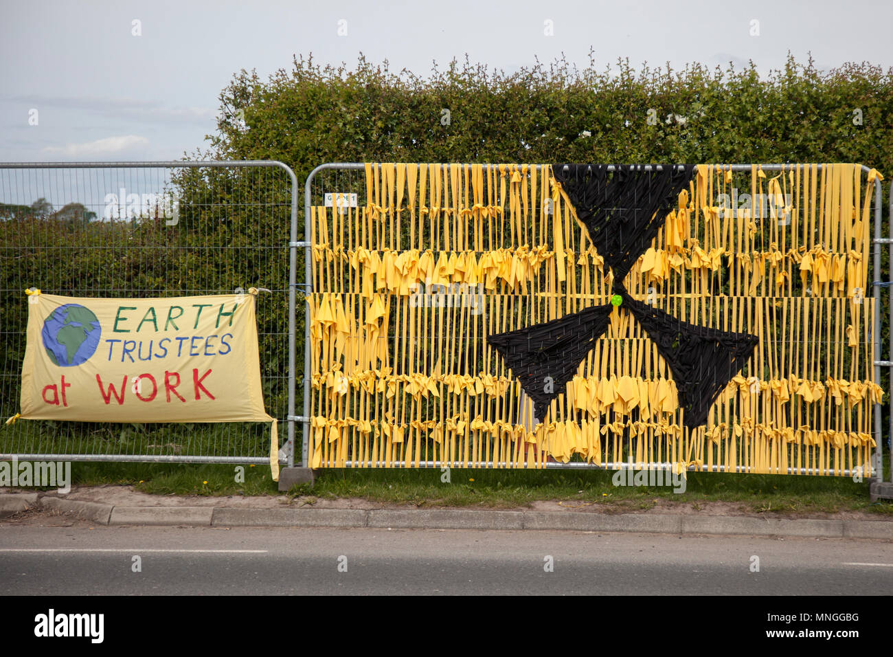 Le proteste dei "Trustees della Terra al lavoro" proseguono presso il sito di esplorazione del gas di scisto Caudrilla a Preston New Road, vicino a Little Plumpton. L'azienda ha completato il primo pozzo perforato orizzontalmente in scisto pronto per il fracking di prova per iniziare più tardi quest'anno. Foto Stock