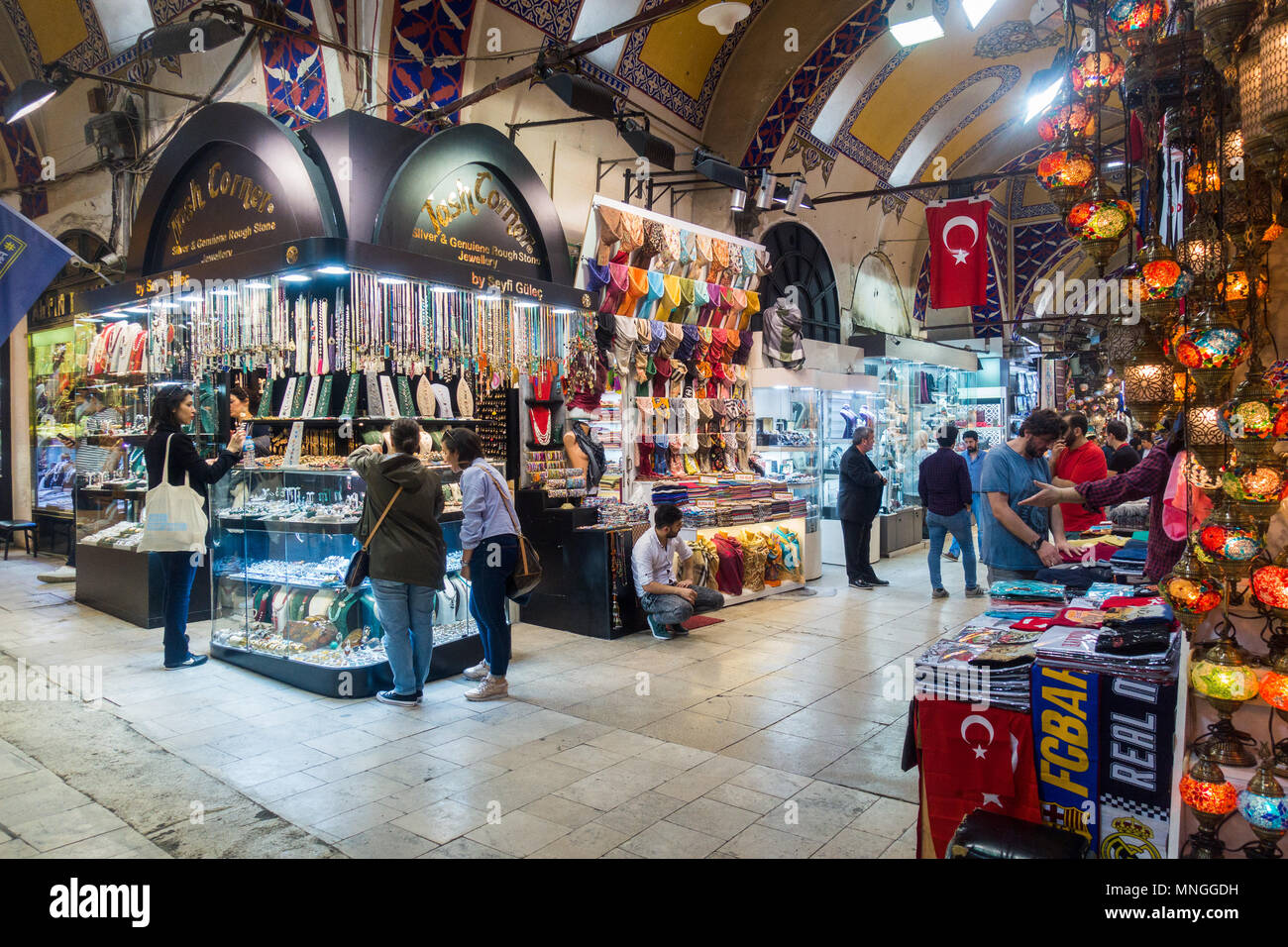 I turisti in Gran Bazaar Kapali Carsi, Sultanahmet, Istanbul, Turchia Foto Stock