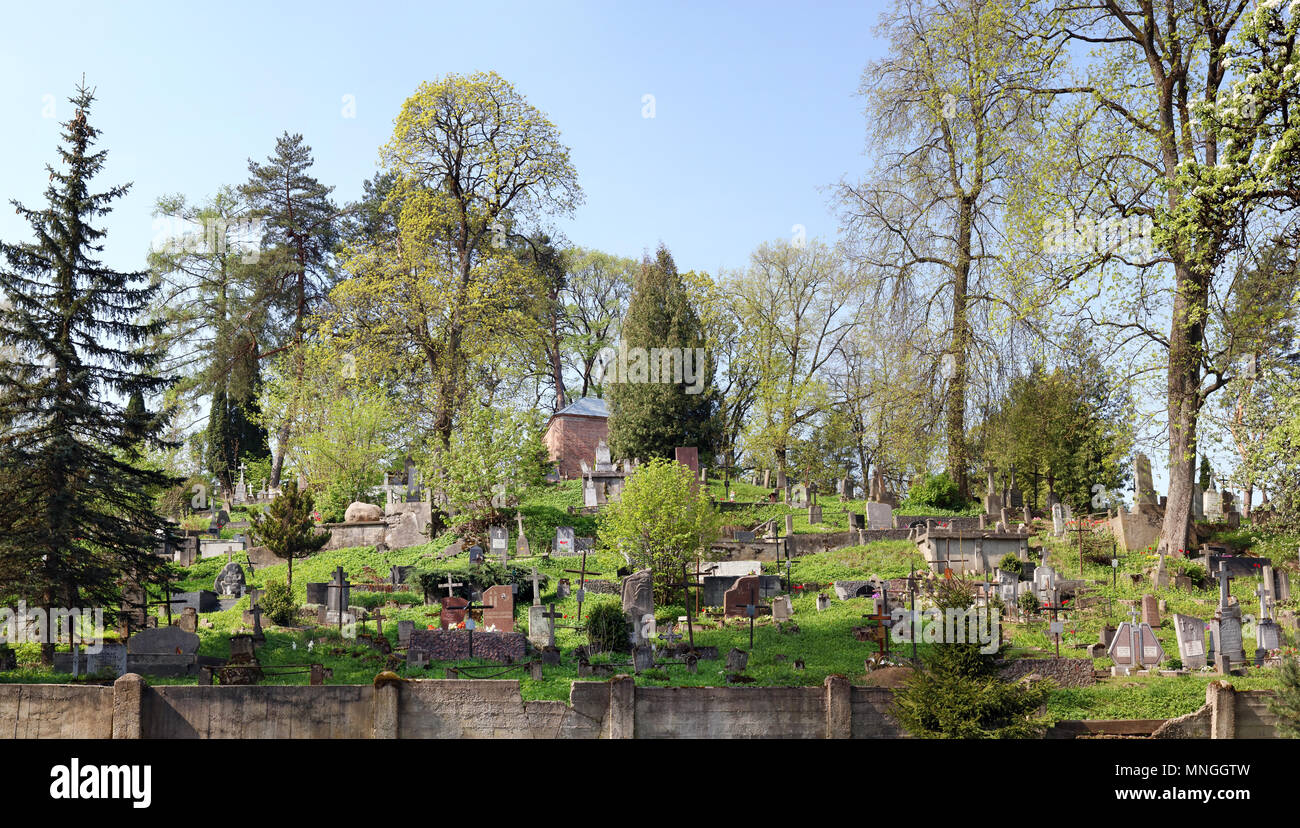 VILNIUS, Lituania - 01 Maggio 2018: Il vecchio chiuso storico cimitero militare nel distretto di Antakalnis. Il primo luogo di sepoltura dei soldati sono stati qui Foto Stock