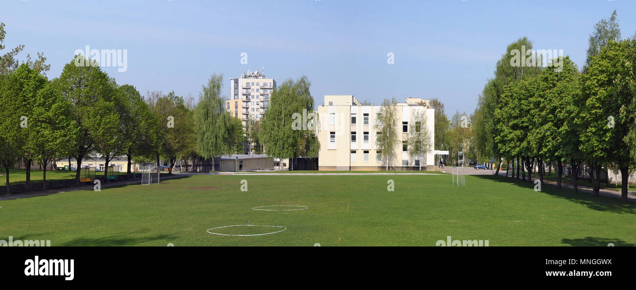 VILNIUS, Lituania - 01 MAY 2018: prato verde e campo di calcio sul territorio del lituano accademia militare di nomi del generale Jono Zemaicio. Foto Stock