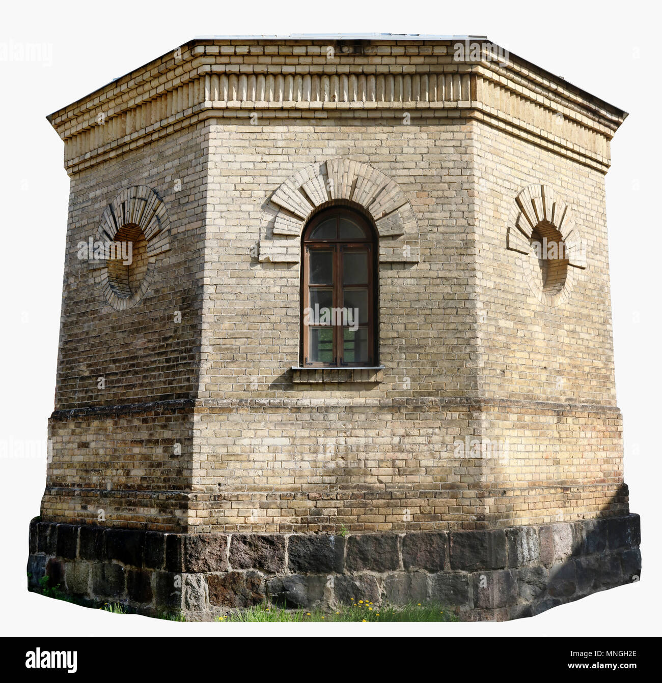 La base per il vecchio retrò nessun nome water tower è fatta di giallo di età compresa tra i mattoni. Isolato su bianco con patch Foto Stock