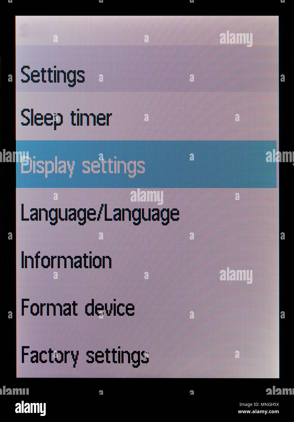 Schermo OLED di no nome audio player con il messaggio standard sulle impostazioni del display. Il rosso verde e blu di pixel e il sistema luminoso irregolare Foto Stock