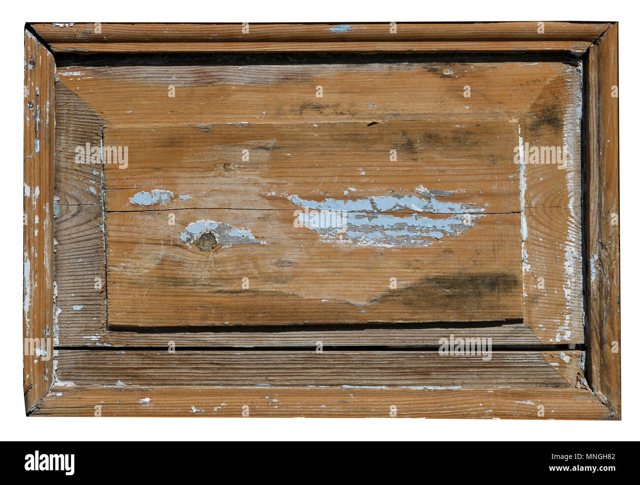 Il pannello di legno del vecchio retrò porta rustico è coperto con vernice incrinata polacco. Isolato su bianco giornata soleggiata outdoor shot Foto Stock