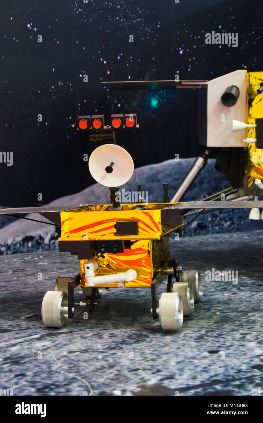 Un modello del sistema cinese di Yutu Rover lunari e la sua Chang'e 3 atterraggio lunare sul display al sessantaquattresimo IAC, che si è tenuta a Pechino in Cina. Foto Stock