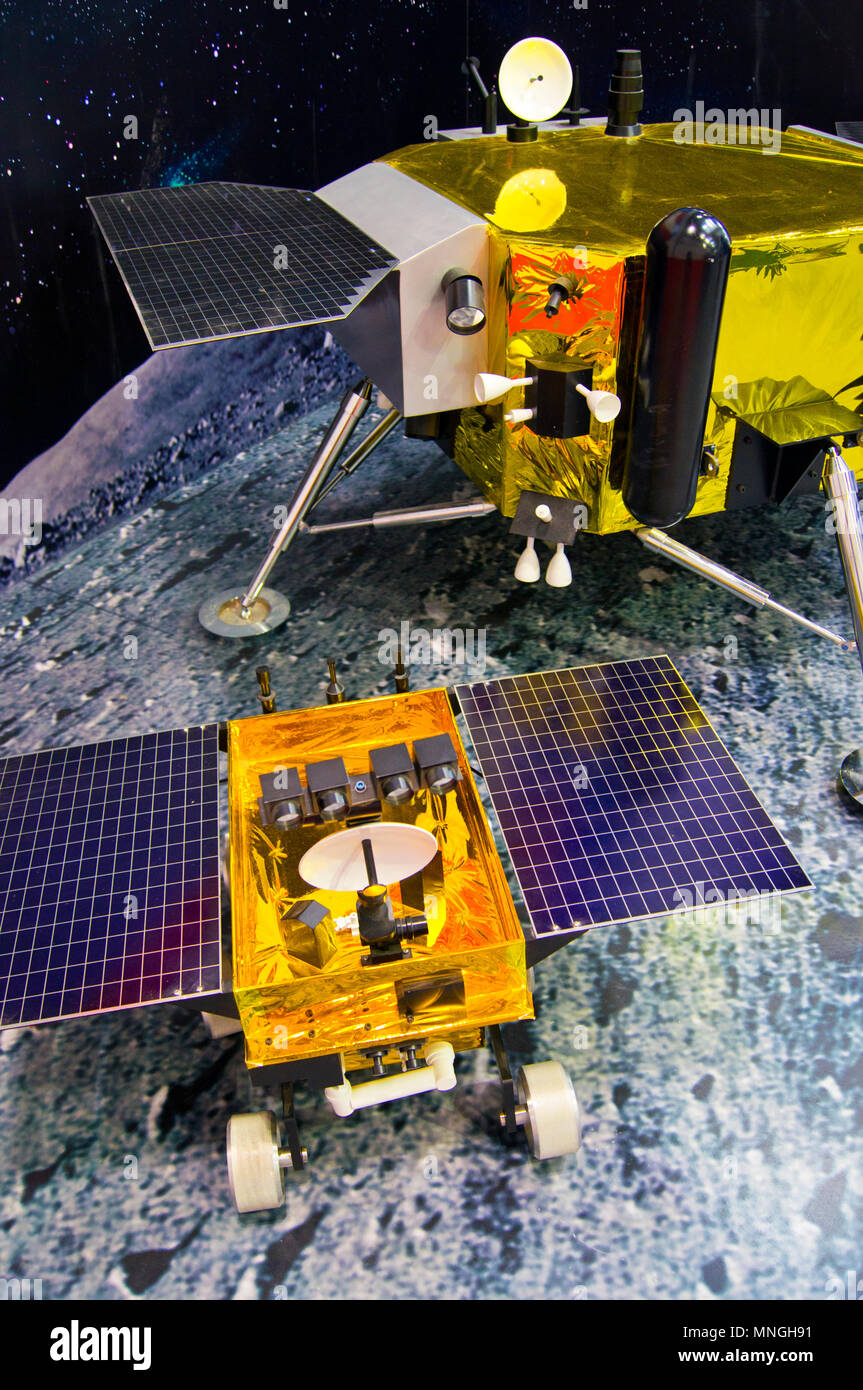 Un modello del sistema cinese di Yutu Rover lunari e la sua Chang'e 3 atterraggio lunare sul display al sessantaquattresimo IAC, che si è tenuta a Pechino in Cina. Foto Stock