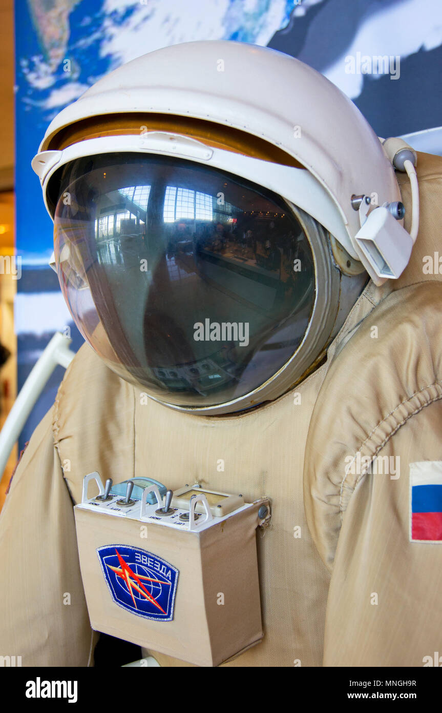 Un modello di display di un astronauta russo spacesuit alla fiera che accompagnano la 64th IAC a Pechino in Cina. Foto Stock