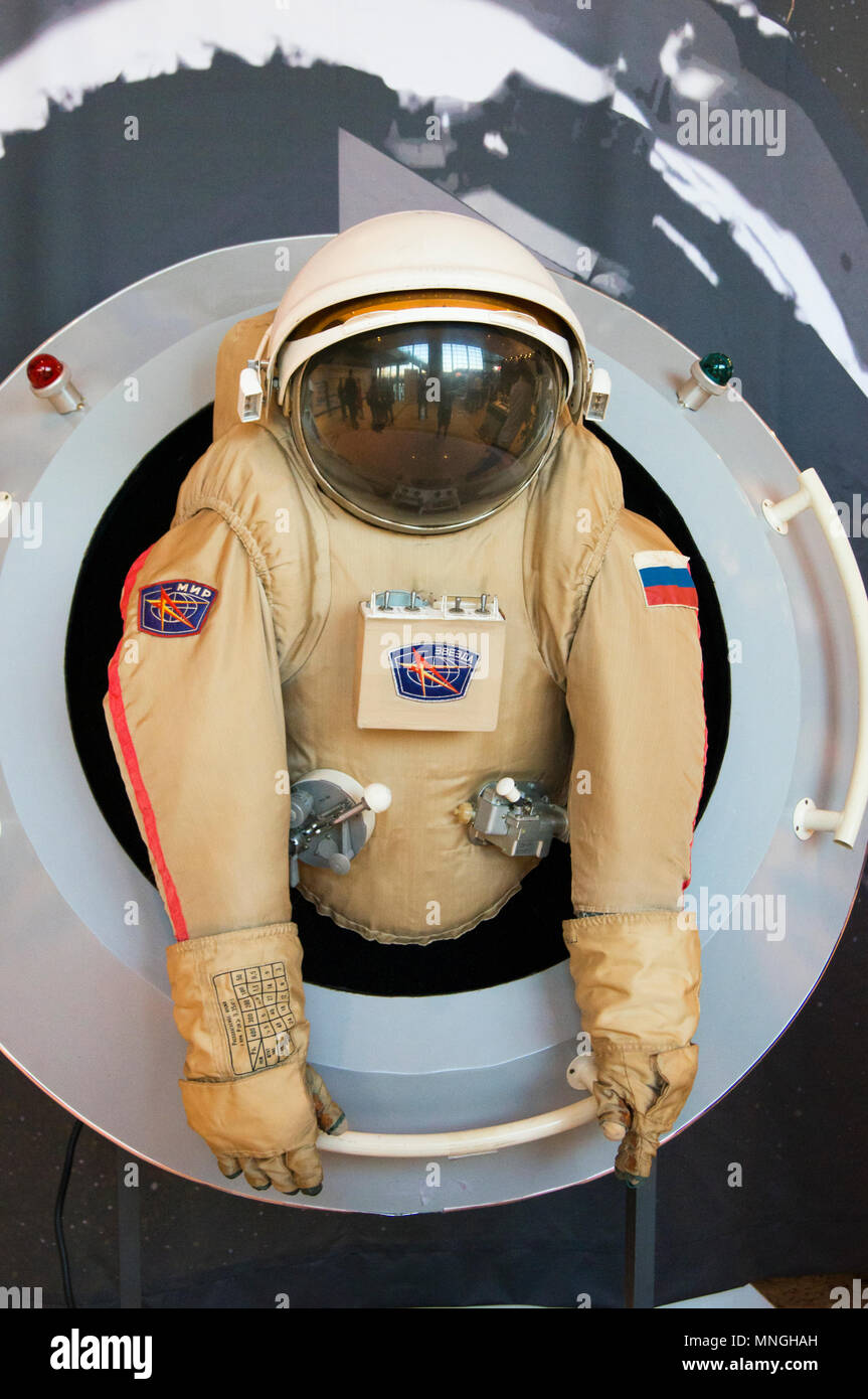 Un modello di display di un astronauta russo spacesuit alla fiera che accompagnano la 64th IAC a Pechino in Cina. Foto Stock