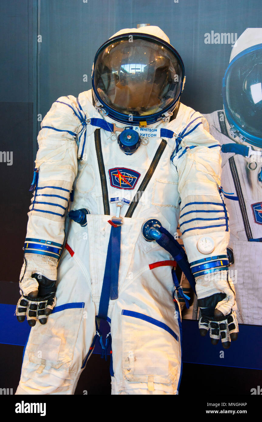 Il russo Sokol spacesuit indossata da astronauta della NASA Peggy Whitson su un volo Soyuz alla Stazione Spaziale Internazionale al sessantaquattresimo IAC a Pechino in Cina. Foto Stock