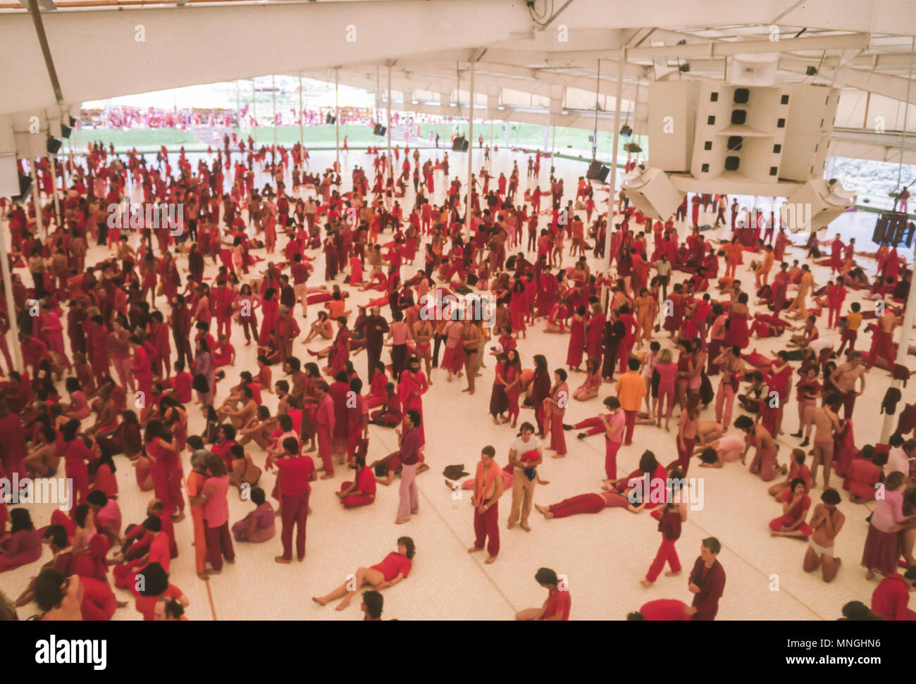 RAJNEESPURAM, OREGON, Stati Uniti d'America - Rajneeshees, seguaci di Bhagwan Shree Rajneesh, partecipare in meditazione dinamica. 1982 Foto Stock