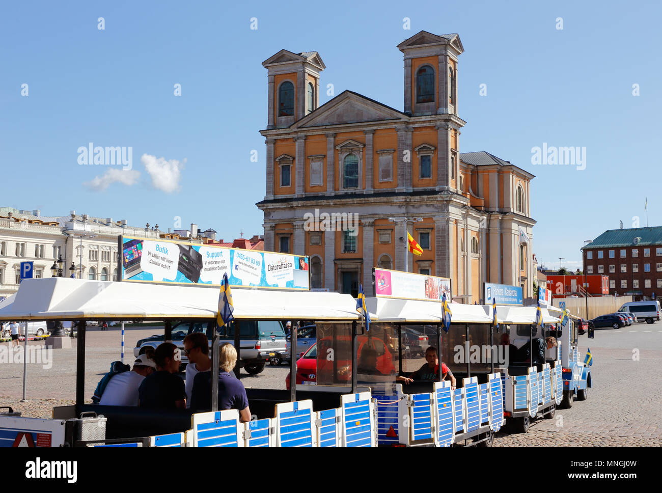 Karlskrona, Svezia - 23 agosto 2017: un treno Dotto con tre carrelli di fronte alla chiesa di Fredrik presso la piazza principale. Foto Stock