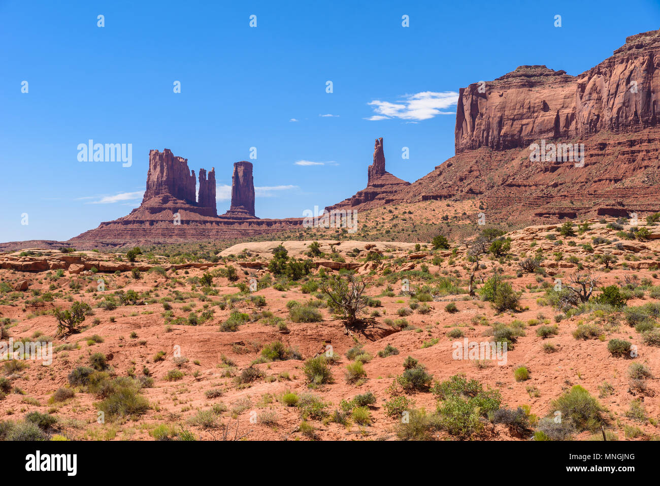 New Scenic 5 posti auto sulla strada sterrata attraverso la Monument Valley, il famoso Buttes del parco tribale Navajo, Utah - Arizona, Stati Uniti d'America. Strada panoramica e rosso formazioni rocciose. Foto Stock