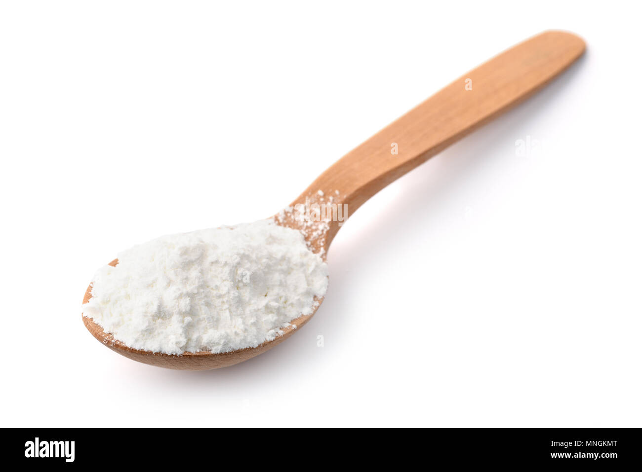 Il cucchiaio di legno di amido di mais isolato su bianco Foto Stock