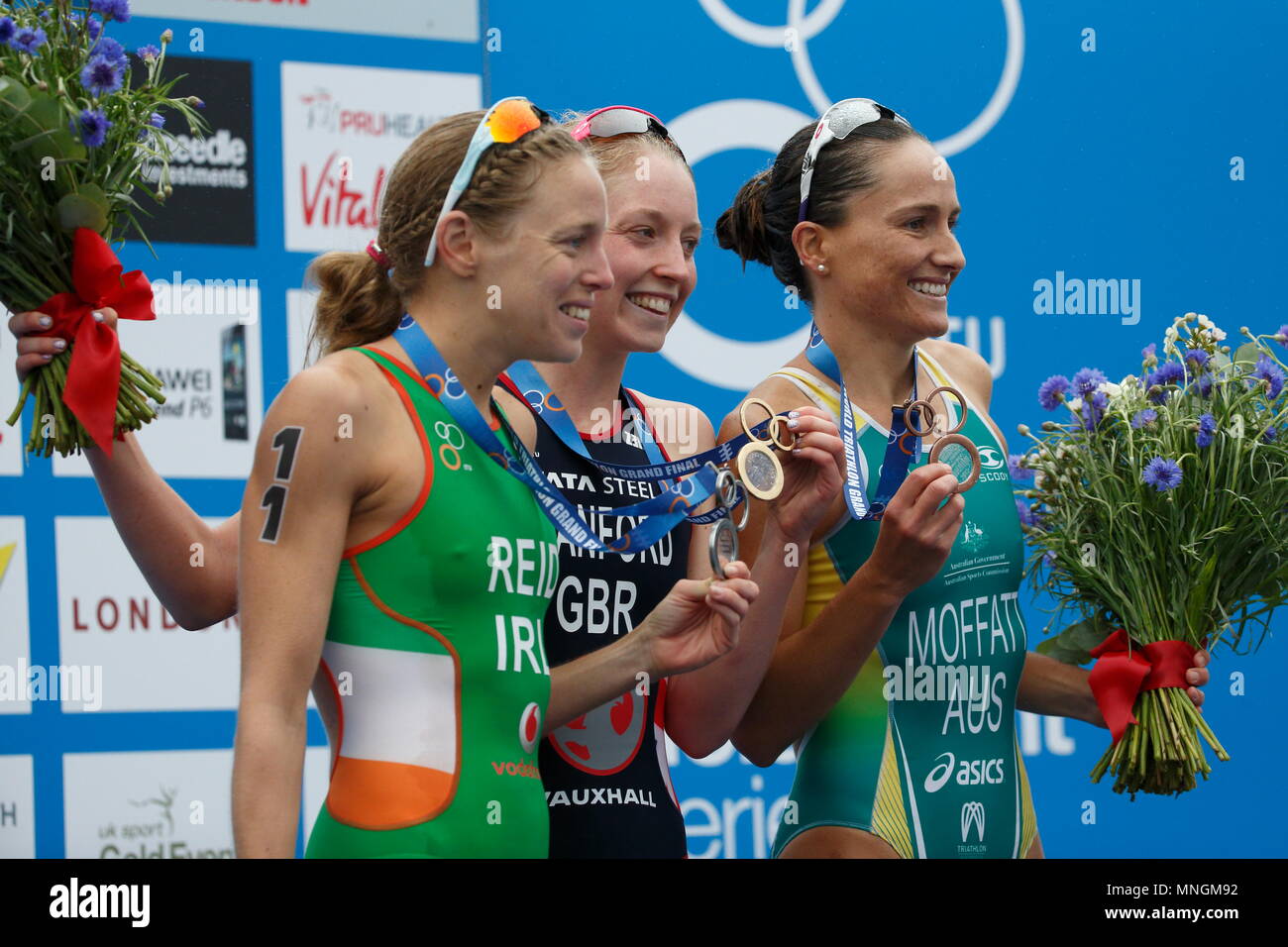 (LtoR) Aileen Reid, Non Stanford e Emma Moffatt sul podio del mondo PRUHealth Triathlon Grand Final in London - Londra, 12 settembre 2013 --- Image by © Paolo Cunningham Foto Stock