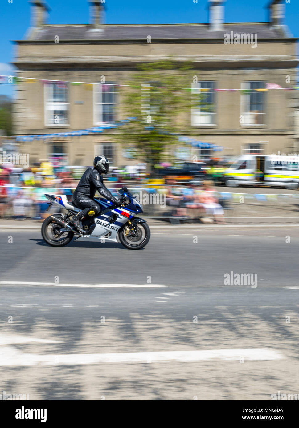 Suzuki moto essendo guidato attraverso un mercato dello Yorkshire town. Foto Stock