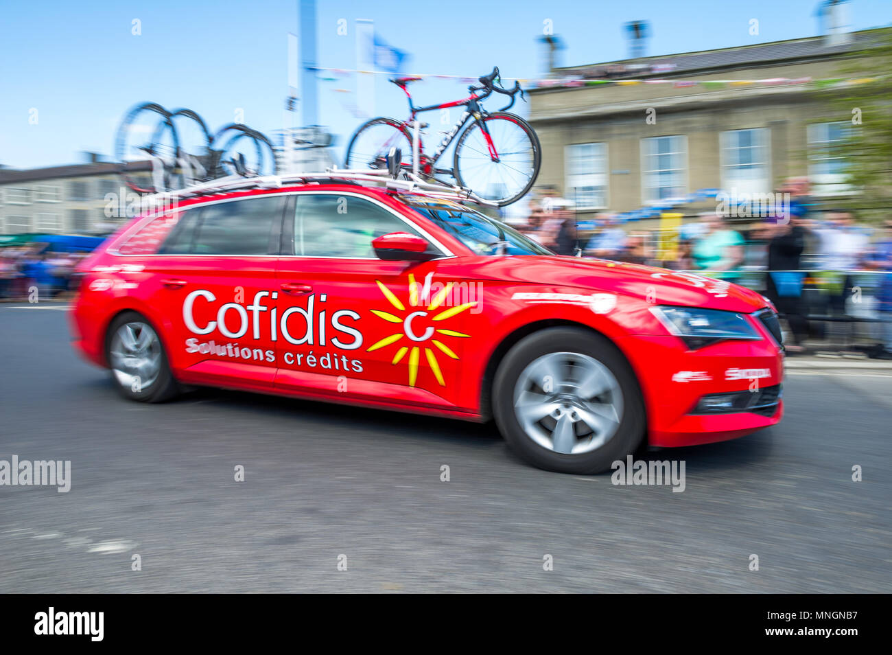 2018 Tour de Yorkshire Cofidis auto di supporto Foto stock - Alamy