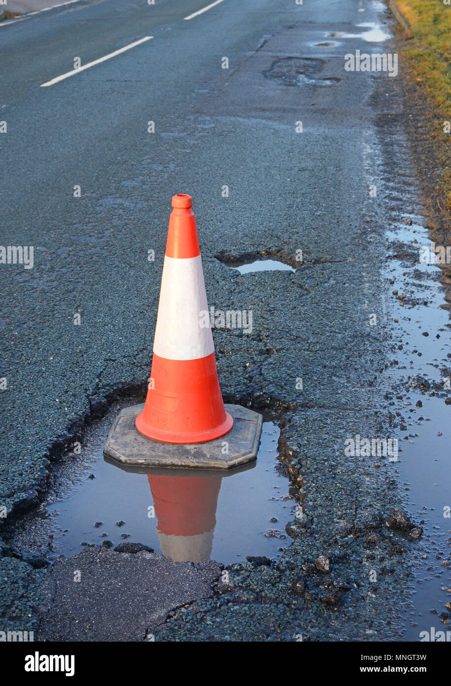 Cono stradale marcatura gigante riempito di pioggia buca york Yorkshire Regno Unito Foto Stock