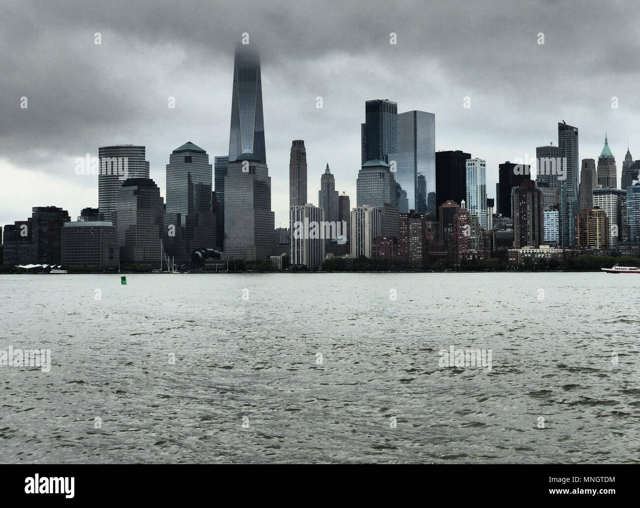 Skyline di New York, il centro di Manhattan, grattacieli, Manhattan, Freedom Tower, World Trade Center, giorno nuvoloso, cielo nuvoloso Foto Stock