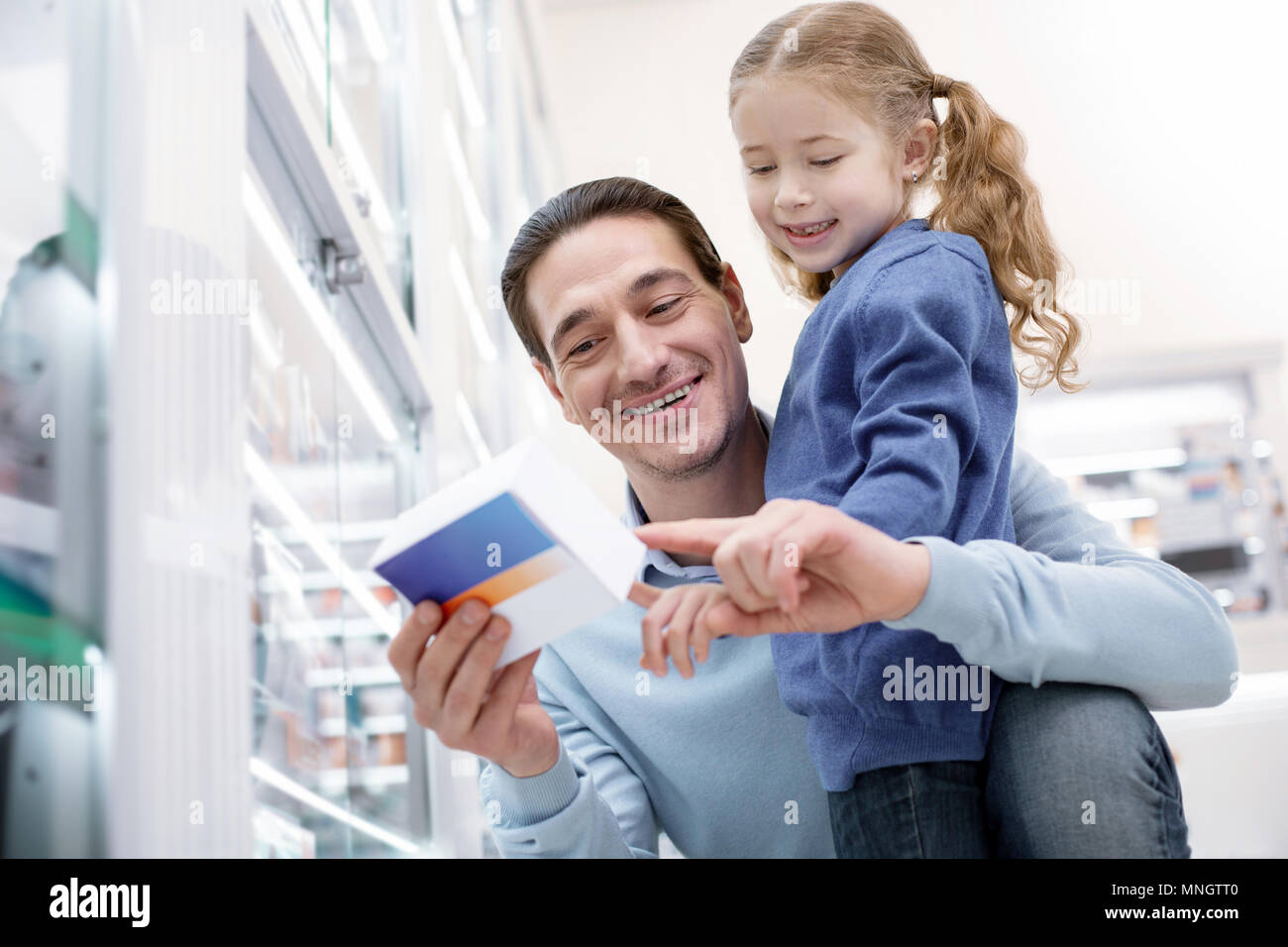 Vigorosa entusiastico uomo e lettura della ragazza iscrizione Foto Stock