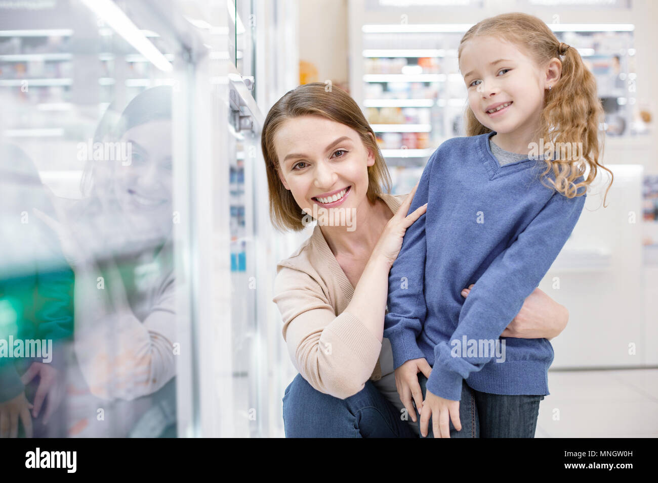 Attraente donna contenti di prendere la ragazza per memorizzare Foto Stock