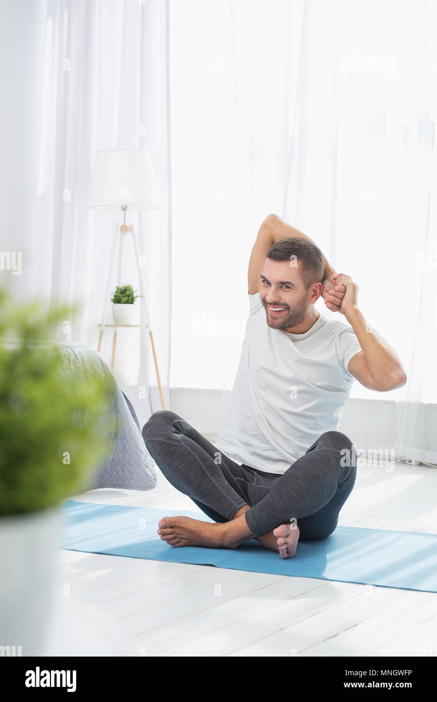Bel lieto uomo godendo di yoga Foto Stock