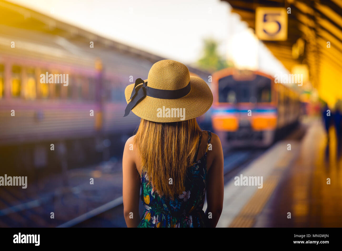 Donna traveler con hat vicino i binari della ferrovia in attesa del treno Foto Stock