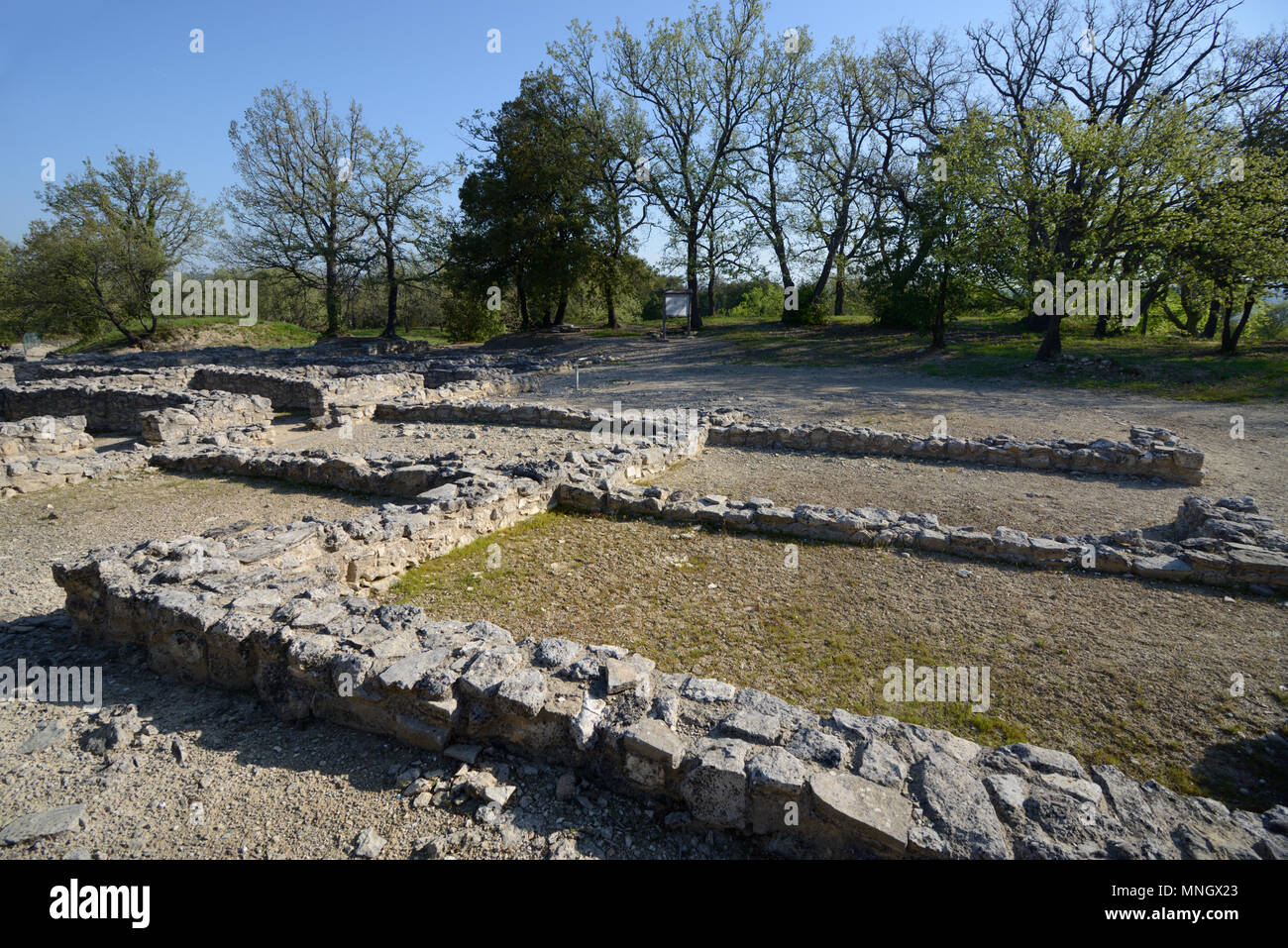 Rimane & Fondazioni rovinato antiche case nella città alta di Entremont Oppidum (180-170BC), capitale Salyes, Aix-en-Provence Provence Francia Foto Stock