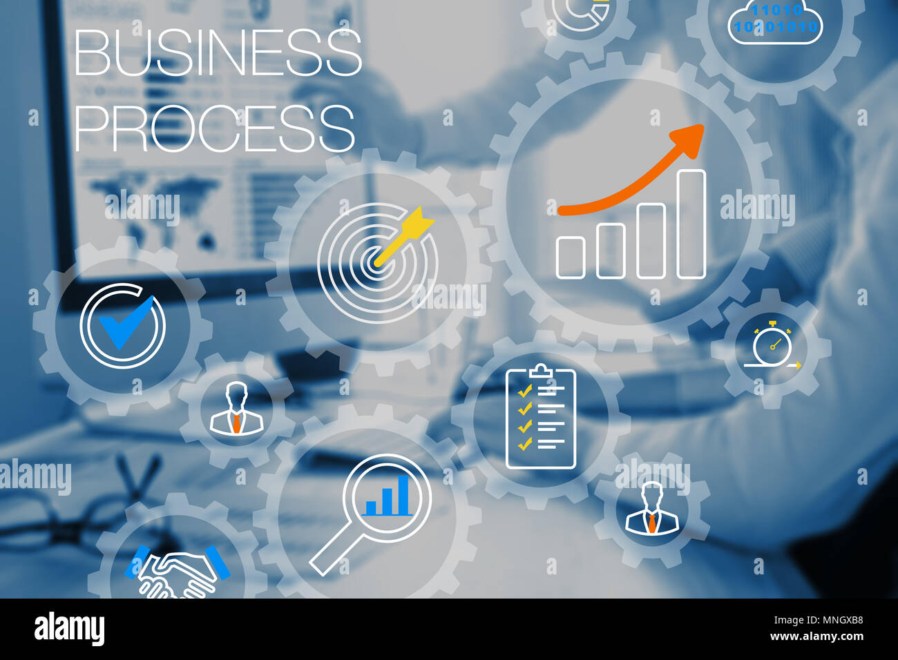 Gestione processo di business e tecnologia di automazione concetto con sistema di ingranaggi o il flusso di lavoro e consulente di team di lavoro sul computer in ufficio in backg Foto Stock