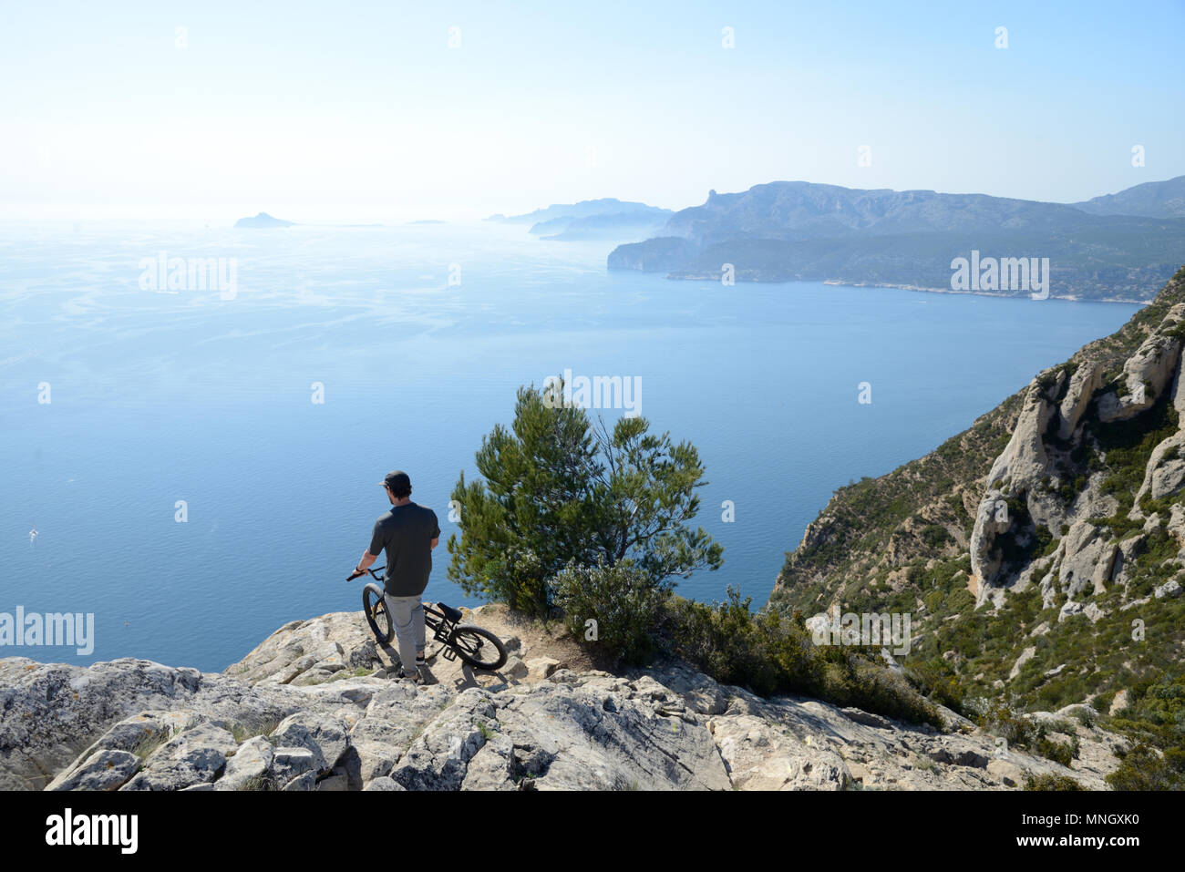 Singolo uomo o ciclista godendo la vista panoramica del mare Mediterraneo dalla Route des Crêtes, Calanques National Park, Cassis Provenza Francia Foto Stock