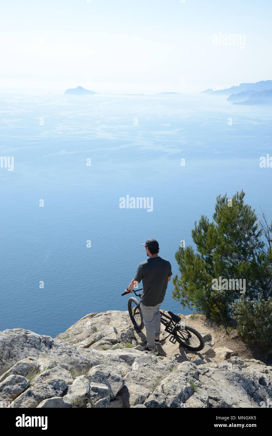 Singolo uomo o ciclista godendo la vista panoramica del mare Mediterraneo dalla Route des Crêtes, Calanques National Park, Cassis Provenza Francia Foto Stock