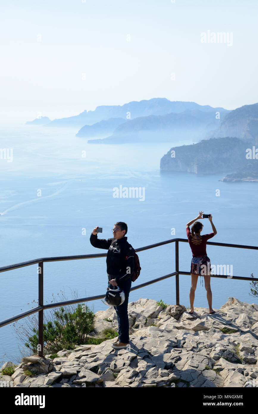 I turisti per scattare delle foto o fotografie & Selfies sulla Route des Crêtes sulla costa mediterranea, Calanques National Park, vicino a Cassis, Provenza Francia Foto Stock