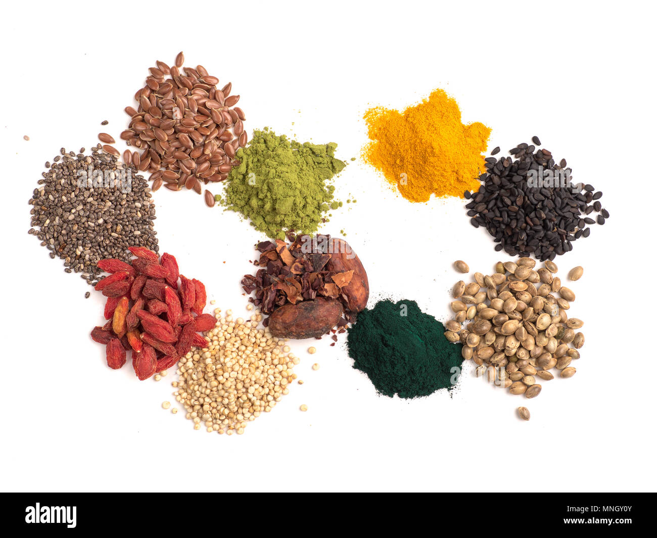 Piccolo mucchio di vari superfoods su sfondo bianco.Super come chia,spirulina,matcha tea,materie fava di cacao,goji,canapa,la quinoa,sesamo nero,curcuma,i semi di lino.Top view.isolato su bianco,tracciato di ritaglio Foto Stock