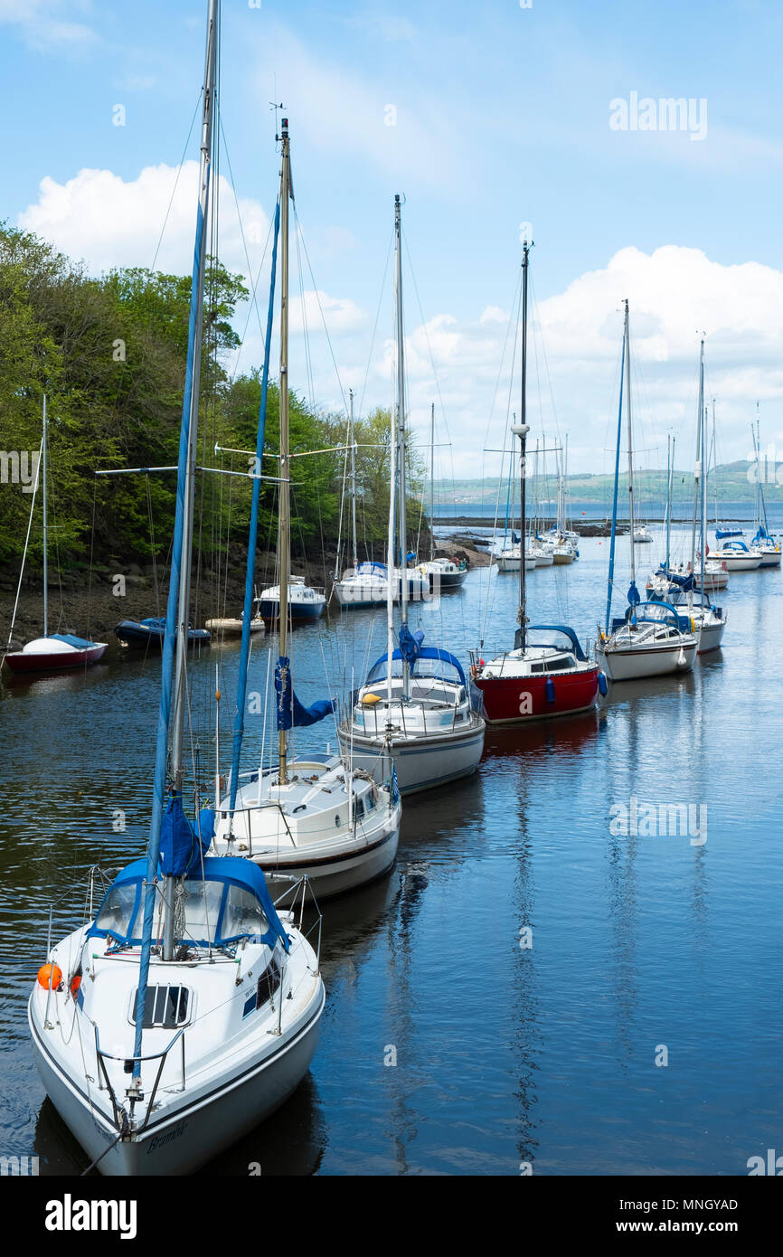 Fila di yacht a vela ormeggiato sul fiume a mandorla Cramond ad Edimburgo, Scozia, Regno Unito Foto Stock