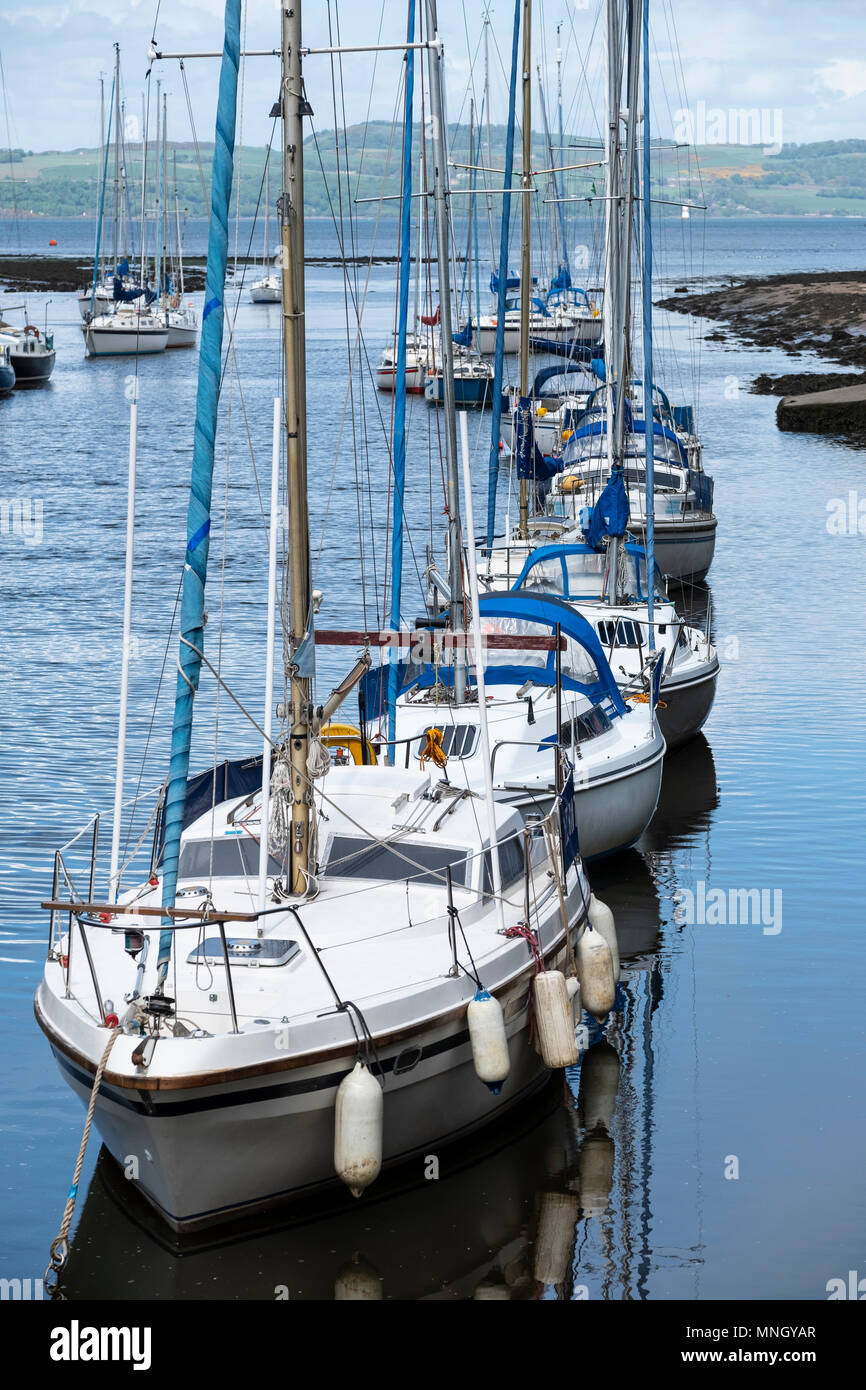 Fila di yacht a vela ormeggiato sul fiume a mandorla Cramond ad Edimburgo, Scozia, Regno Unito Foto Stock