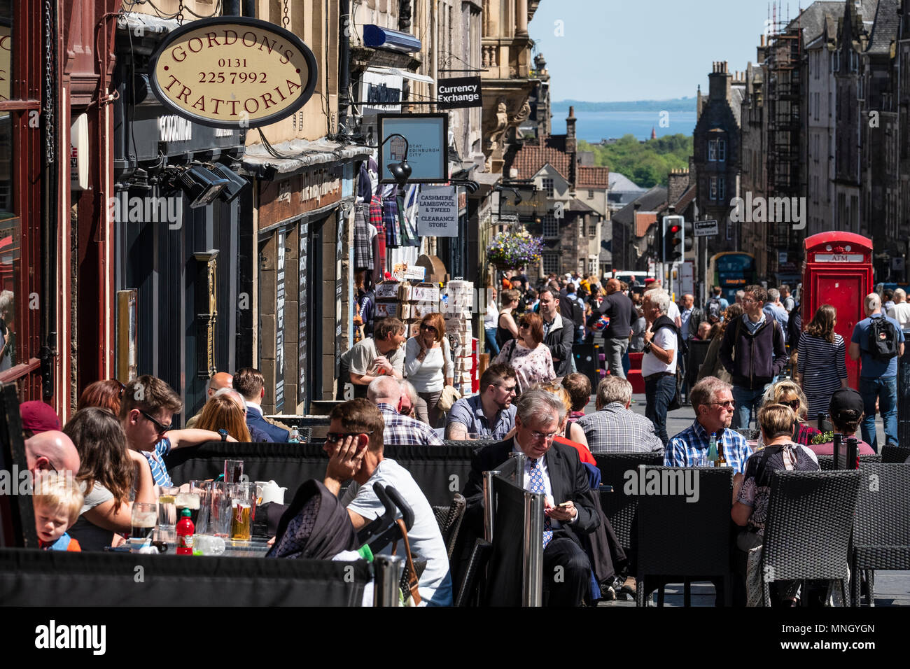 Affollati bars e ristoranti pieni di turisti e gente del posto sul Royal Mile di Edimburgo, Scozia, Regno Unito Foto Stock