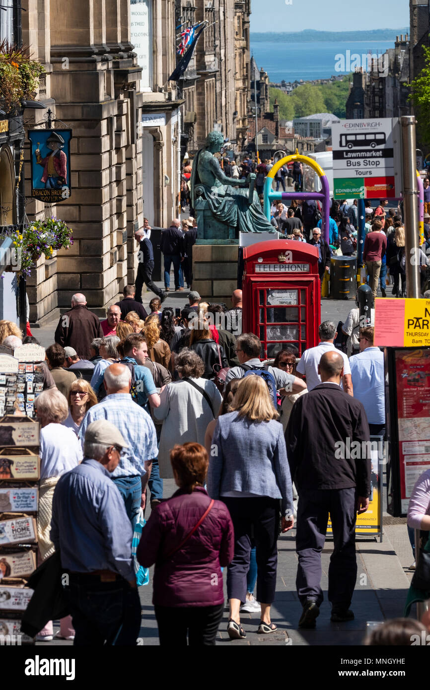 Vista lungo il Royal Mile con molti turisti nel centro storico di Edimburgo, Scozia, Regno Unito Foto Stock