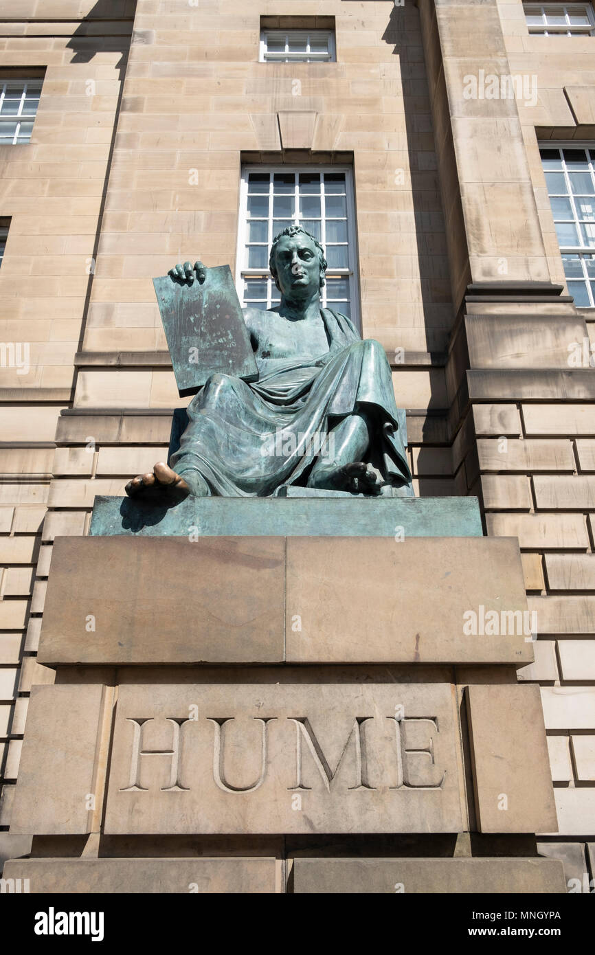 Statua del David Hume al di fuori della Alta Corte di Justiciary sul Royal Mile di Edimburgo, Scozia UK Foto Stock