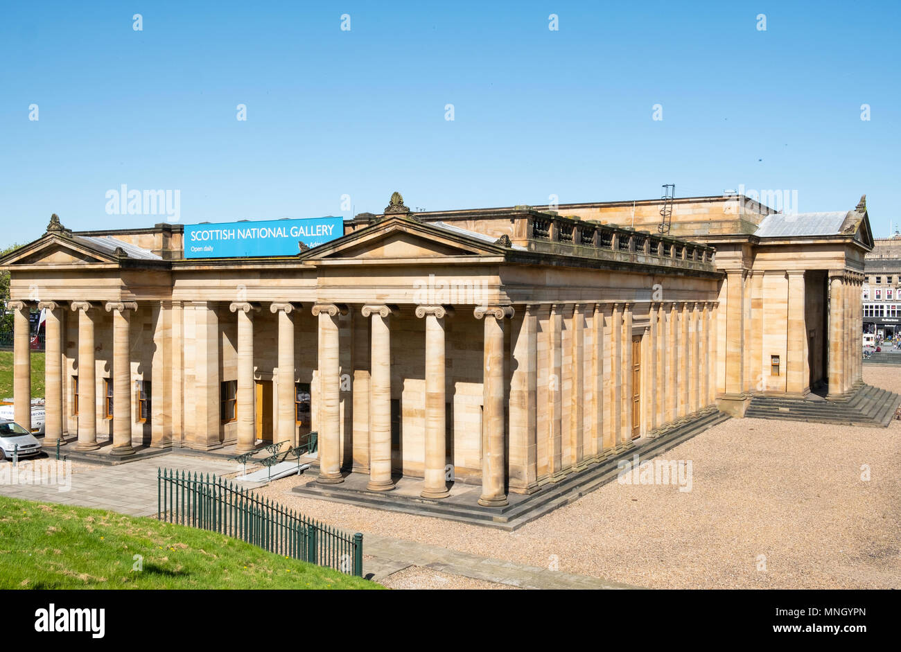 Esterno della Scottish National Gallery, il museo di arte , sul tumulo di Edimburgo, in Scozia, Regno Unito, Gran Bretagna. Foto Stock