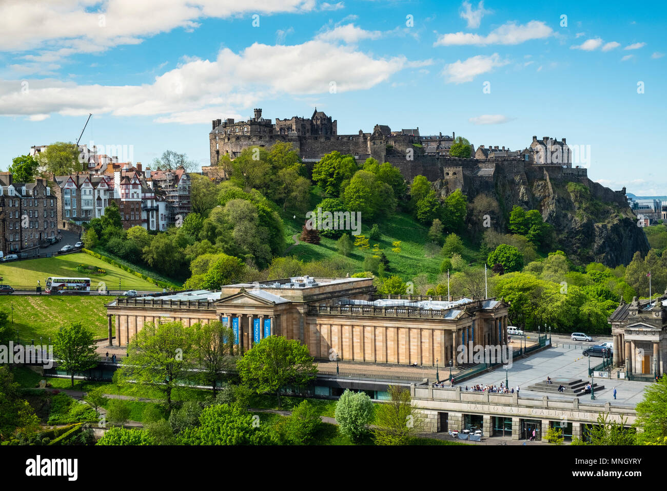 Skyline di giardini di Princes Street e il Castello di Edinburgo e la Scottish National Gallery di Edimburgo, Scozia, Regno Unito Foto Stock