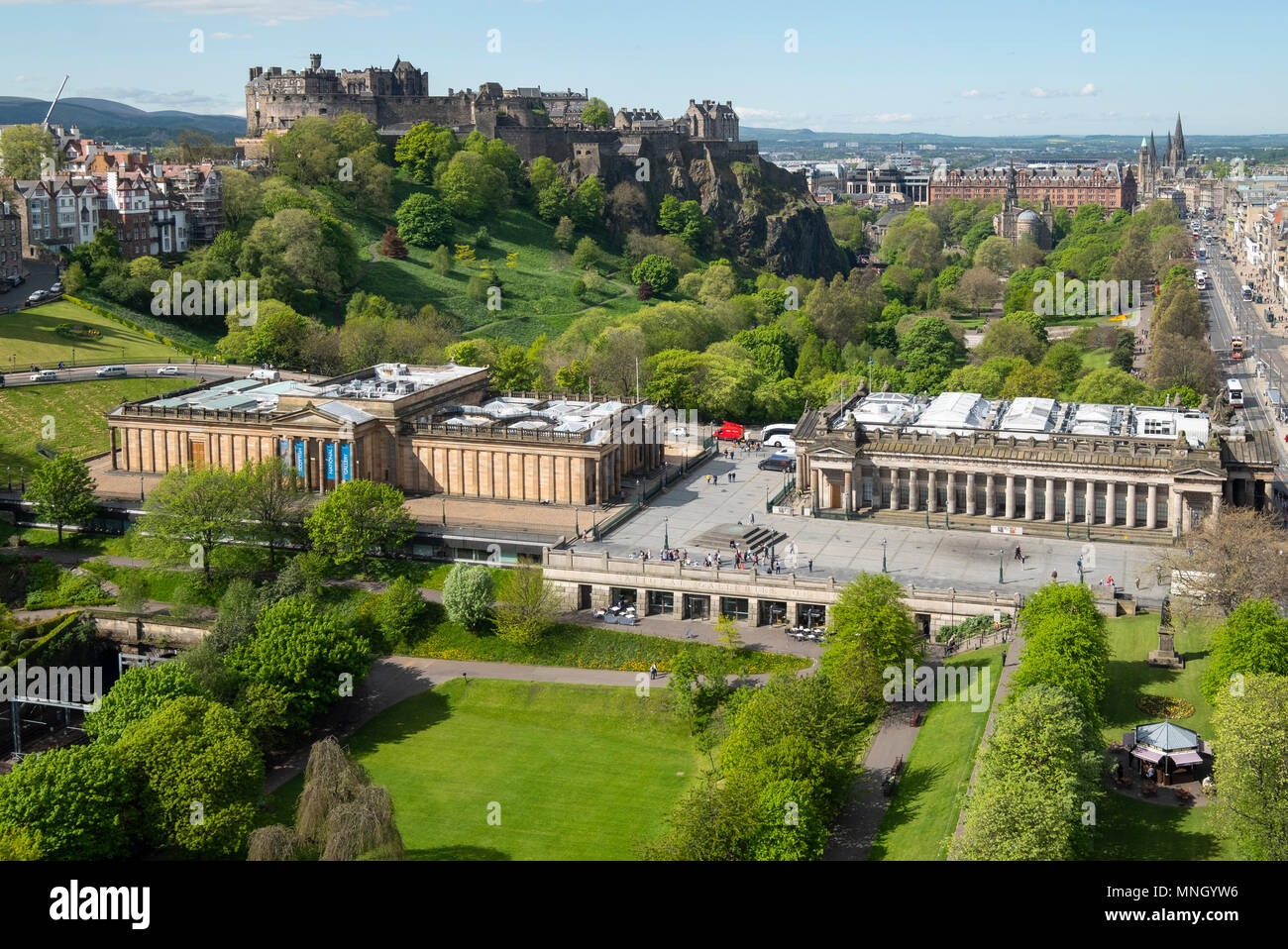 Skyline di Princes Street Gardens, la Scottish National Gallery (L) e la Royal Scottish Academy (R) a Edimburgo, Scozia, Regno Unito Foto Stock