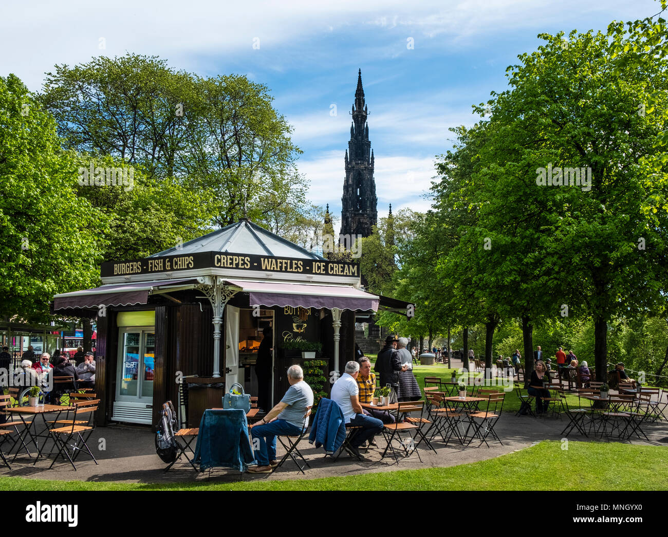 Piccolo outdoor cafe a inizio estate nei giardini di Princes Street di Edimburgo, Scozia, Regno Unito Foto Stock