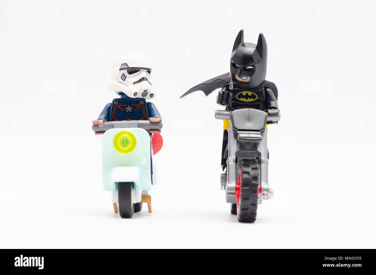 La mini figura di Batman moto equitazione dando un senso al capitano  America indossando una tempesta Casco Trooper. Lego minifigures sono  fabbricati da Th Foto stock - Alamy