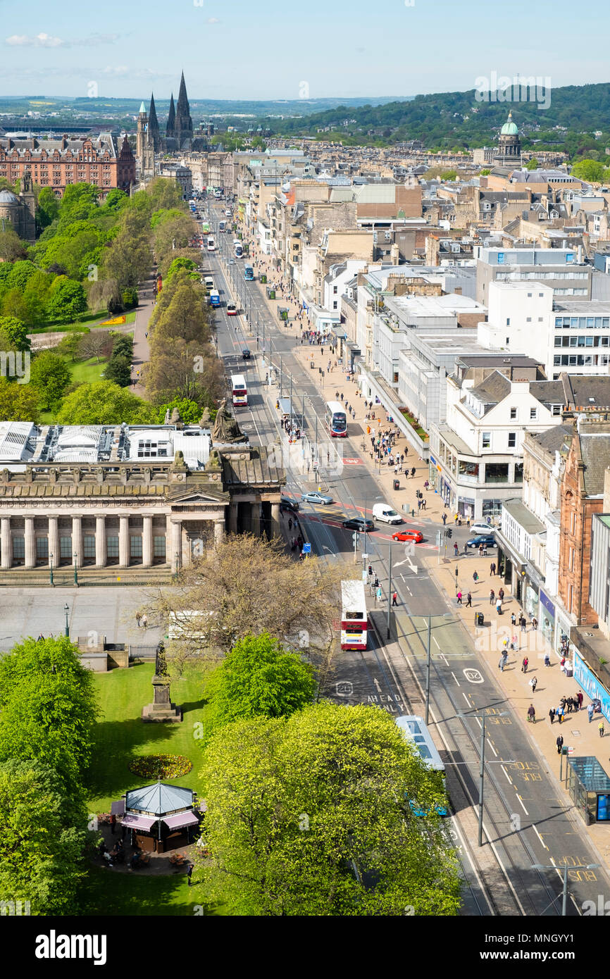 Vista lungo Princes Street di Edimburgo, in Scozia, Regno Unito Regno Unito Foto Stock