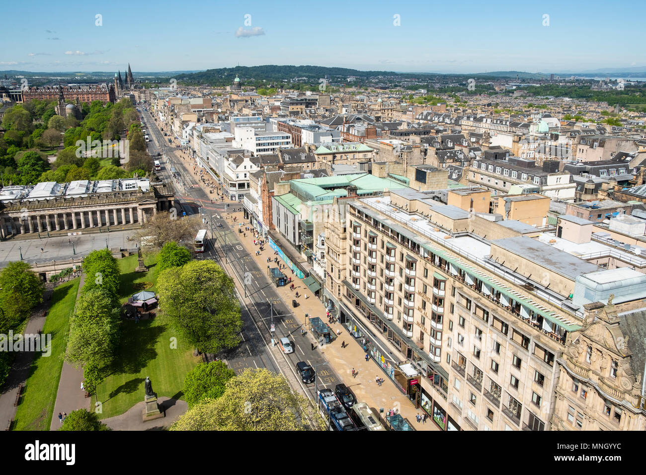 Vista lungo Princes Street di Edimburgo, in Scozia, Regno Unito Regno Unito Foto Stock