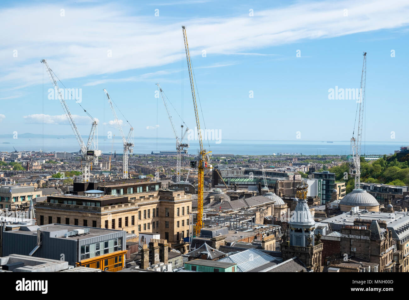 Costruzione delle gru a torre al cantiere della nuova St James lo sviluppo del centro di Edimburgo, in Scozia, Regno Unito,UK Foto Stock